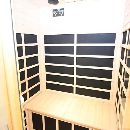 Wooden Chalet In With Sauna 上陶恩